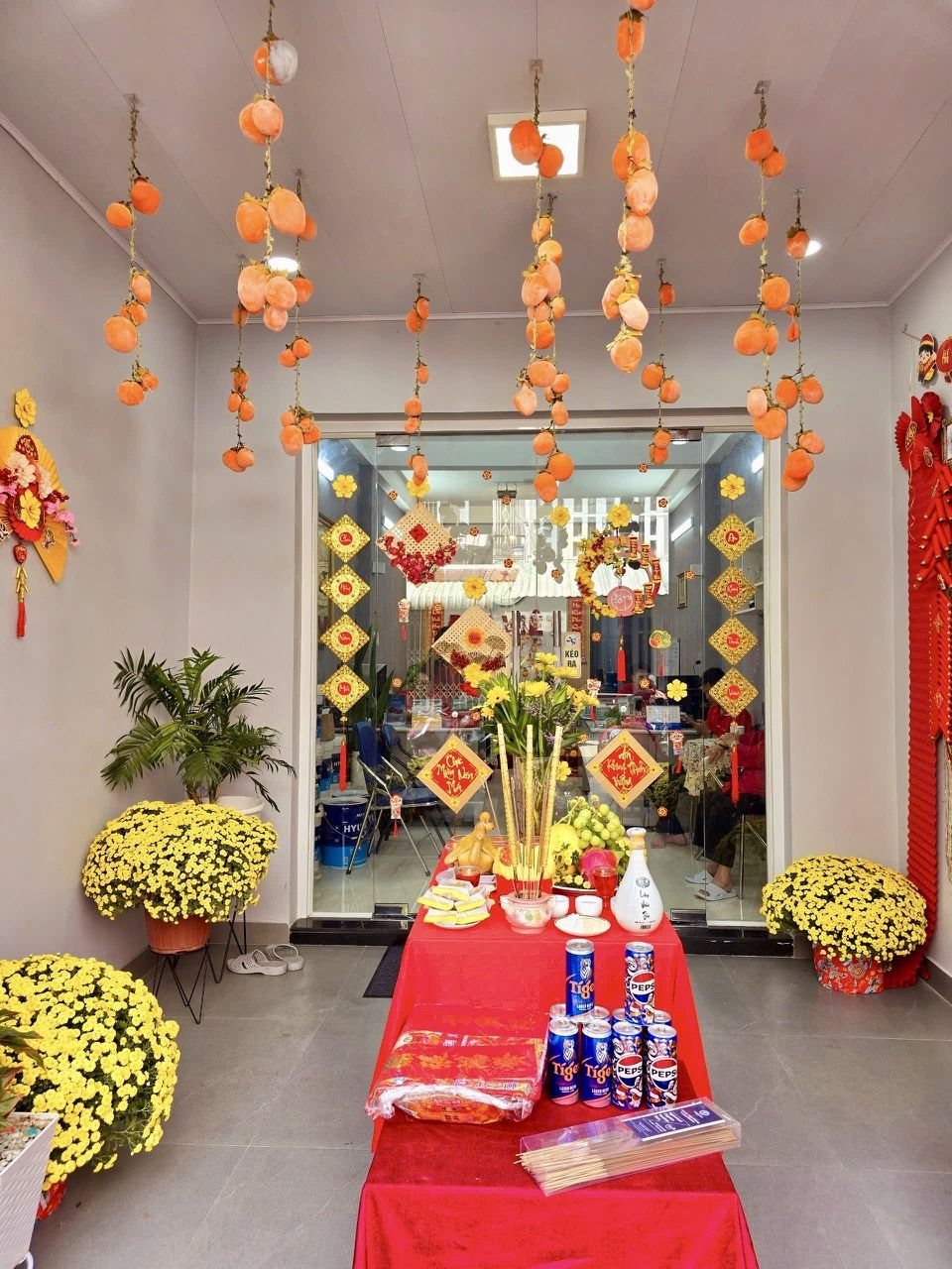 Lối vào văn phòng HTX Đại Việt trang trí Tết, nơi xã viên tới làm hồ sơ